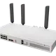 Beyaz ağ cihazı, ön panelde çoklu ethernet portları, USB ve konsol portu, dört siyah anten yukarıda